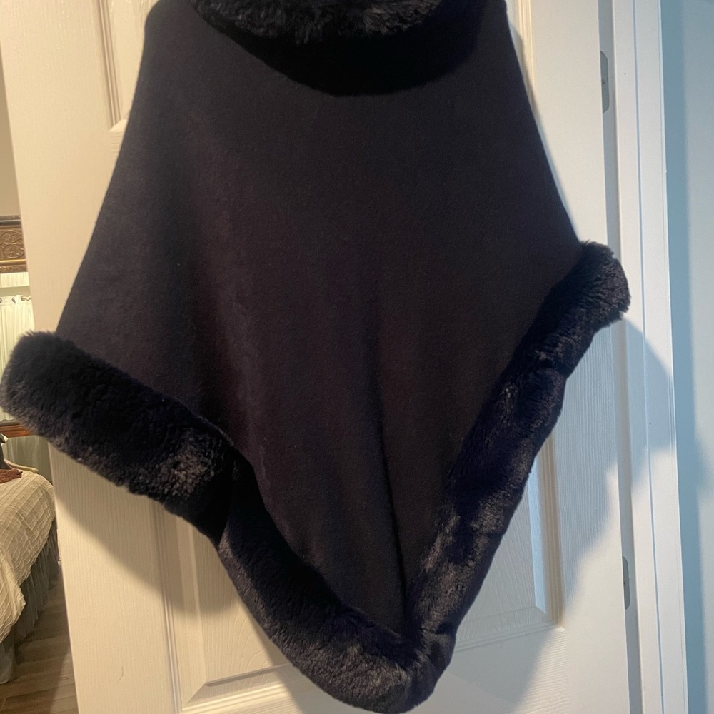 Elegant Blue Faux Fur Trim Cape - Picture 3 of 3